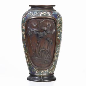 Vaso in smalti policromi cloisonn� raffigurante scena naturalistica con dettagli a rilievo, Giappone, periodo Meiji (1868-1912)  - Asta Sei Secoli di Arti e Arredi - Associazione Nazionale - Case d'Asta italiane