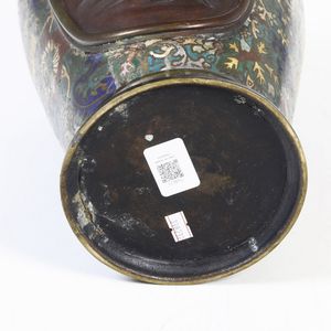 Vaso in smalti policromi cloisonn� raffigurante scena naturalistica con dettagli a rilievo, Giappone, periodo Meiji (1868-1912)  - Asta Sei Secoli di Arti e Arredi - Associazione Nazionale - Case d'Asta italiane