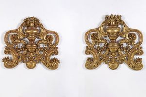 Coppia di grandi elementi decorativi in legno intagliato e dorato, XIX secolo  - Asta Sei Secoli di Arti e Arredi - Associazione Nazionale - Case d'Asta italiane