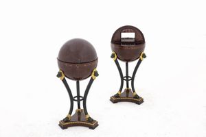 Coppia di tavoli da lavoro a foggia di globo a tripode. XIX-XX secolo  - Asta Sei Secoli di Arti e Arredi - Associazione Nazionale - Case d'Asta italiane