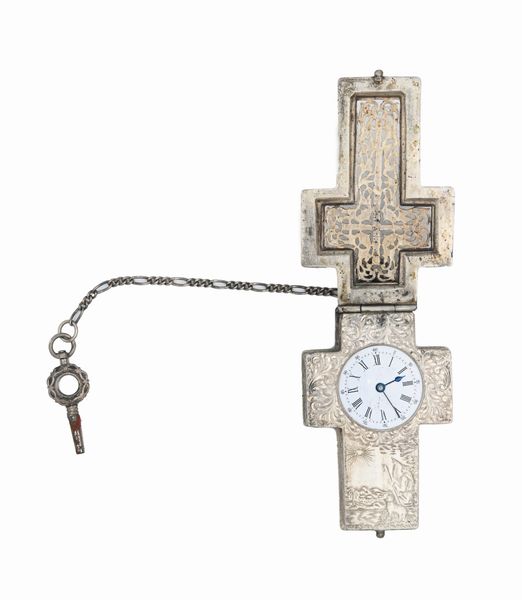 Francia - Orologio a crocefisso in argento traforato e filigrana d'argento con raffigurazioni floreali e bibliche incise. Carica a chiavetta, con meccanica a scappamento a cilindro e bilanciere anulare con spirale piana. Catena in argento sterling con chiavetta  - Asta Asta a Tempo - Orologi da Tasca da Polso e da Tavolo - Associazione Nazionale - Case d'Asta italiane
