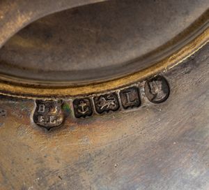 Barker Brothers Silver Ltd : Orologio da tavolo Art Dco in argento e smalti  - Asta Piccoli Orologi da tavolo Art Dco e Saliere d'Epoca dalle Collezioni Melandri di Objets de Vertu - Associazione Nazionale - Case d'Asta italiane