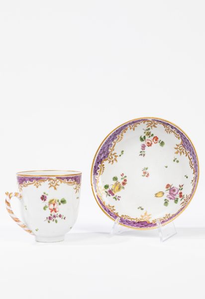 Tazza con piattino in porcellana policroma  - Asta Arredi e Dipinti Antichi da una Dimora Lombarda - Associazione Nazionale - Case d'Asta italiane