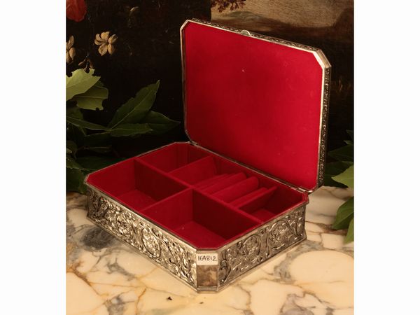 Cofanetto portagioie in metallo argentato  - Asta Di villa in villa Una collezione di vetri - Associazione Nazionale - Case d'Asta italiane