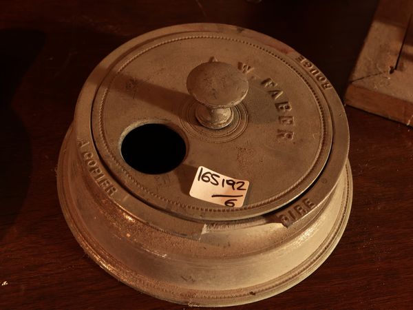 Collezione di strumenti scientifici e cursioit d'epoca  - Asta Di villa in villa Una collezione di vetri - Associazione Nazionale - Case d'Asta italiane