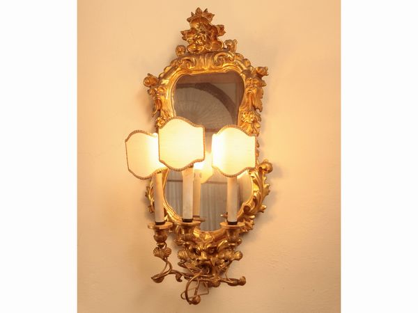 Coppia di ventole in legno intagliato e dorato  - Asta Di villa in villa Una collezione di vetri - Associazione Nazionale - Case d'Asta italiane