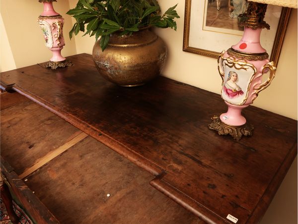 Cassettone impiallacciato in radica di olivo e noce  - Asta Di villa in villa Una collezione di vetri - Associazione Nazionale - Case d'Asta italiane