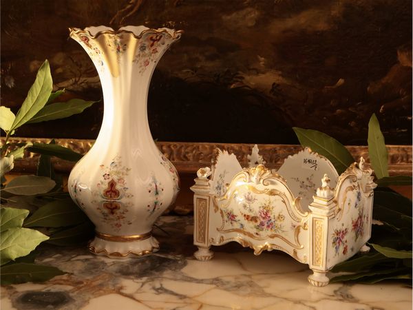 Due vasi in porcellana  - Asta Di villa in villa Una collezione di vetri - Associazione Nazionale - Case d'Asta italiane