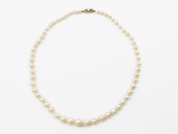 Collana degrad� di perle coltivate con fermezza in oro giallo  - Asta Gioielli e Orologi - Associazione Nazionale - Case d'Asta italiane