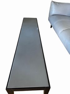 Divano a tre posti in pelle e tavolino vintage John John  - Asta 20TH CENTURY DESIGN From the late 19th to the early 21th Century - Associazione Nazionale - Case d'Asta italiane