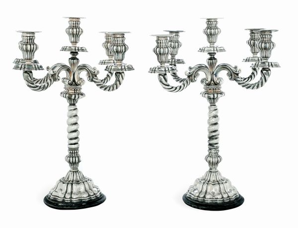Coppia di candelabri. Argenteria italiana, prima met� del XX sec. Marchio con fascio littorio in uso dal 1935 al 1945, argentiere Cesa, Alessandria.  - Asta L'Art de la Table - Associazione Nazionale - Case d'Asta italiane