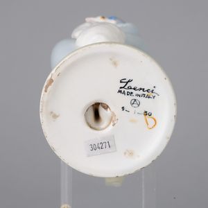 Mario Sturani : Lenci, Torino 1930 Nudino con pelliccia  - Asta Ceramiche Italiane ed Europee del '900 - Associazione Nazionale - Case d'Asta italiane