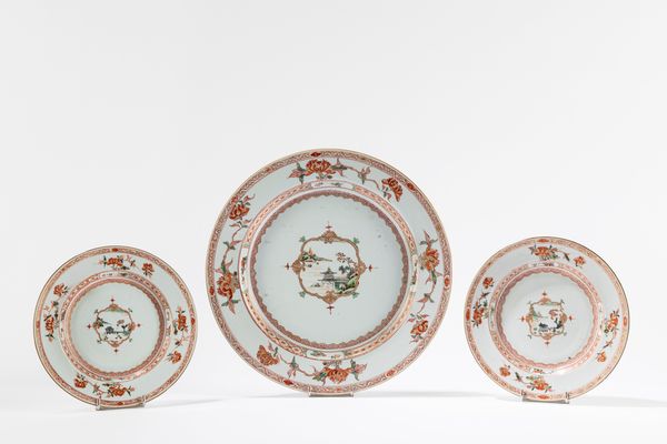 Tre piatti in porcellana famiglia verde  - Asta Arte Orientale  - Associazione Nazionale - Case d'Asta italiane