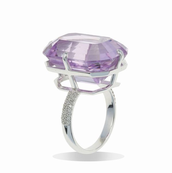 Anello con kunzite di ct 30.08 circa e diamanti  - Asta Fine Jewels - Associazione Nazionale - Case d'Asta italiane