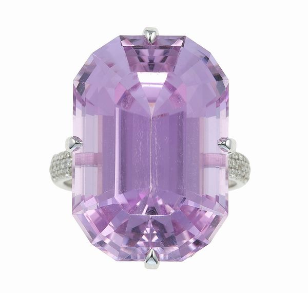 Anello con kunzite di ct 30.08 circa e diamanti  - Asta Fine Jewels - Associazione Nazionale - Case d'Asta italiane