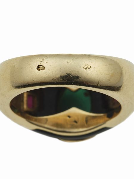 Cartier. Anello con con smeraldo inciso, smalto nero, rubini e diamanti  - Asta Fine Jewels - Associazione Nazionale - Case d'Asta italiane