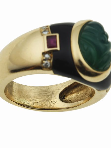 Cartier. Anello con con smeraldo inciso, smalto nero, rubini e diamanti  - Asta Fine Jewels - Associazione Nazionale - Case d'Asta italiane
