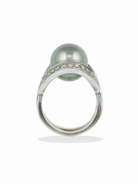 Anello con perla Tahiti e diamanti a contorno  - Asta Fine Jewels - Associazione Nazionale - Case d'Asta italiane