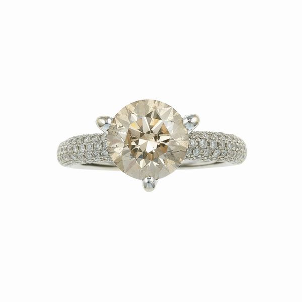 Anello con diamante taglio brillante di ct 4.13, natural fancy brown  - Asta Fine Jewels - Associazione Nazionale - Case d'Asta italiane
