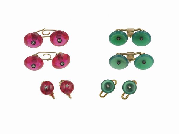 Lotto composto da un set di bottoni da polso e da sparato in calcedonio verde ed un set di bottoni da polso e da sparato con gemma sintetica rossa  - Asta Fine Jewels - Associazione Nazionale - Case d'Asta italiane