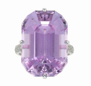 Anello con kunzite di ct 30.08 circa e diamanti  - Asta Fine Jewels - Associazione Nazionale - Case d'Asta italiane