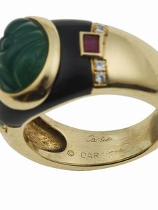 Cartier. Anello con con smeraldo inciso, smalto nero, rubini e diamanti  - Asta Fine Jewels - Associazione Nazionale - Case d'Asta italiane