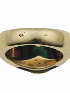 Cartier. Anello con con smeraldo inciso, smalto nero, rubini e diamanti  - Asta Fine Jewels - Associazione Nazionale - Case d'Asta italiane