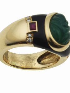 Cartier. Anello con con smeraldo inciso, smalto nero, rubini e diamanti  - Asta Fine Jewels - Associazione Nazionale - Case d'Asta italiane