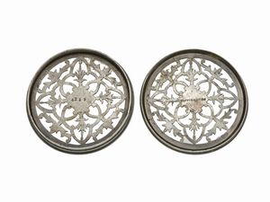 Lotto composto da una fibbia con gemme sintetiche, una scatolina traforata Mappin & Webb, un set bottoni ed un set bottoni e fibbia Mappin & Webb  - Asta Fine Jewels - Associazione Nazionale - Case d'Asta italiane