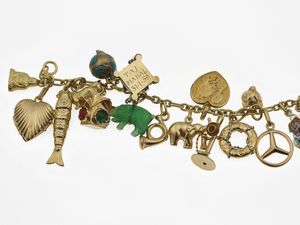 Girocollo con charms, alcuni firmati Cartier  - Asta Fine Jewels - Associazione Nazionale - Case d'Asta italiane