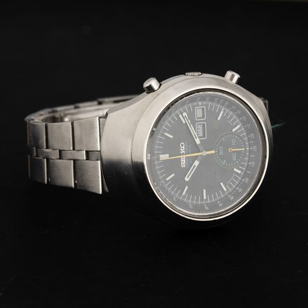 SEIKO : Helmet cronografo automatico in acciaio, indicazione di giorno e data, quadrante nero opaco con lancetta gialla, 39 mm  - Asta Orologi da Polso - Associazione Nazionale - Case d'Asta italiane