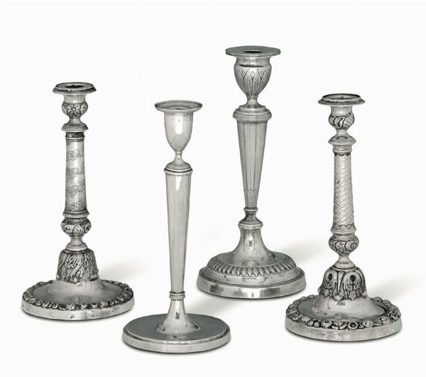Gruppo di 4 candelieri in argento fuso, sbalzato e cesellato.  - Asta Argenti da Collezione - Associazione Nazionale - Case d'Asta italiane