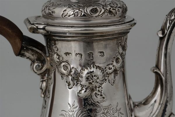 Caffettiera in argento fuso, sbalzato e cesellato. Londra, tra il 1740 e il 1755  - Asta Argenti da Collezione - Associazione Nazionale - Case d'Asta italiane