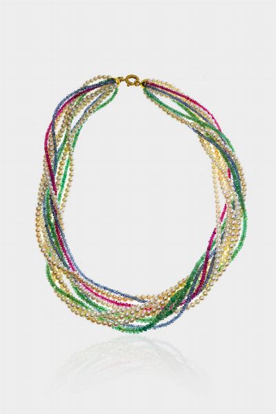 GIROCOLLO : Lunghezza cm 44 composto da cinque fili di perle giapponesi del diam di mm 3 5-4; due fili di sfere briolette di zaffiri  rubini e smeraldi. Chiusura in oro giallo  ad anello.  - Asta Gioielli  - Associazione Nazionale - Case d'Asta italiane