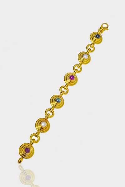 BRACCIALE : Peso gr 22 7 Lunghezza cm 18 5 in oro giallo  composto da elementi geometrici rotondi con al centro zaffiri  rubini cabochon e due perle. Firmato G&B.  - Asta Gioielli  - Associazione Nazionale - Case d'Asta italiane