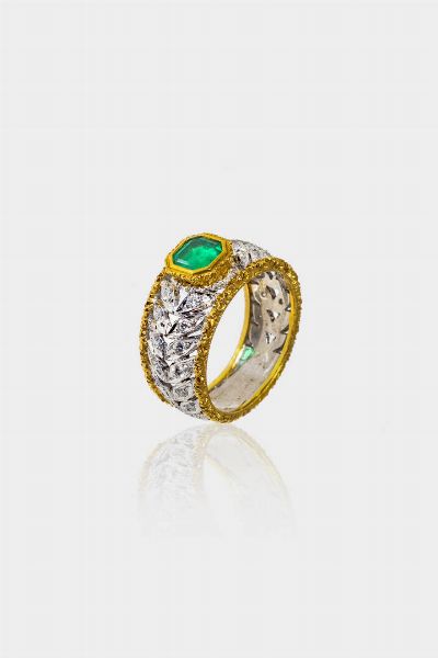 ANELLO : Peso gr 7 6 Misura 16 (56) in oro giallo e bianco con smeraldo colombiano di ct 1 0 ca e diamanti taglio brillante per totali ct 0 25 ca  - Asta Gioielli  - Associazione Nazionale - Case d'Asta italiane