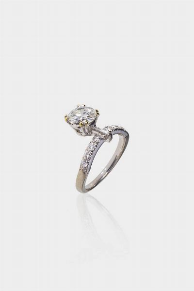 REPOSSI : Peso gr 3 2 Misura 9 5 (49 5) Anello in oro bianco  con diamante solitario di ct 1 21 (scheggiature) e diamanti taglio brillante e baguette per totali ct 0 30 ca.  Corredato di fotocopia della garanzia di Costantino Repossi del gennaio 1973.  - Asta Gioielli  - Associazione Nazionale - Case d'Asta italiane