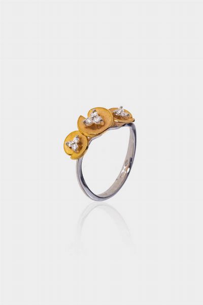 ANELLO : Peso gr 3 3 Misura 15 (55) in oro bianco  sommit con tre calle stilizzate satinate in oro rosa con diamanti taglio brillante per totali ct 0 15 ca  probabile colore G-H  purezza IF-VVS  - Asta Gioielli  - Associazione Nazionale - Case d'Asta italiane