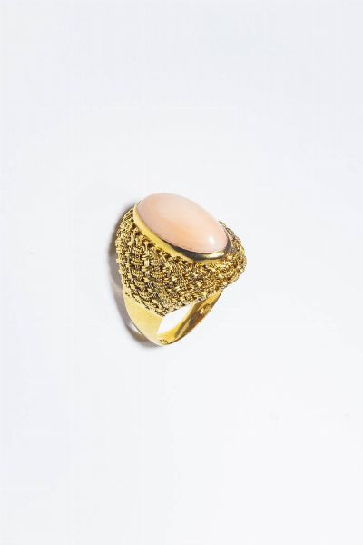 ANELLO : Peso gr 8 2 Misura 14 (54) in oro giallo  lavorato a tessuto  sommit� con corallo taglio ovale cabochon.  Accompagnato da certificato telematico di autenticit� Ce.S.Ar. Centro Studi Archeometrici  - Asta Gioielli  - Associazione Nazionale - Case d'Asta italiane