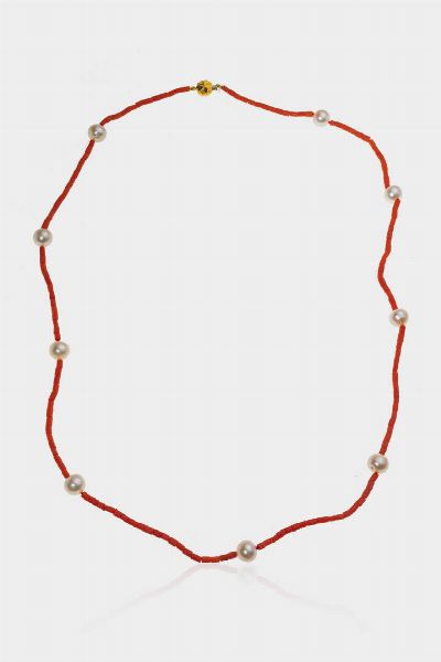COLLANA : Lunghezza cm 83 composta da barilotti di corallo rosso mediterraneo alternati a perle di acqua dolce del diam. di mm 11 5. Chiusura in oro giallo a quadrifoglio Certificato del perito Caviglia di Roma  - Asta Gioielli  - Associazione Nazionale - Case d'Asta italiane