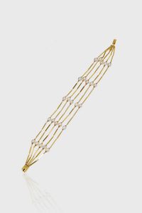BRACCIALE - Peso gr 22 4 Lunghezza cm 18 composto da cinque fili di segmenti in oro giallo alternati a perle giapponesi del  [..]