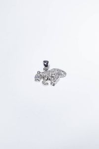 CIONDOLO - Peso gr 3 5 in oro bianco  a forma di pantera  con pavé di diamanti taglio brillante per totali ct 0 50 ca e piccolo  [..]