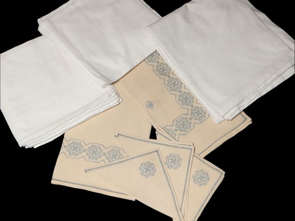 Assortimento di biancheria per la tavola in lino  - Asta La Casa del Maestro Pietro Annigoni e di Rosa Segreto - Associazione Nazionale - Case d'Asta italiane