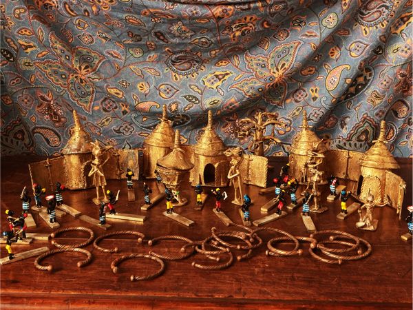 Villaggio africano in metallo dorato  - Asta La Casa del Maestro Pietro Annigoni e di Rosa Segreto - Associazione Nazionale - Case d'Asta italiane