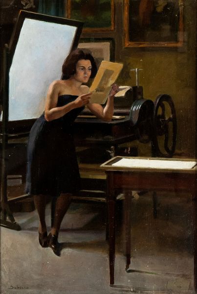 Emilio Sobrero : Donna che guarda delle stampe  - Asta  Arte moderna e contemporanea: XIX, XX, XXI secolo. Con una sezione dedicata alla ceramica del �900 - Associazione Nazionale - Case d'Asta italiane