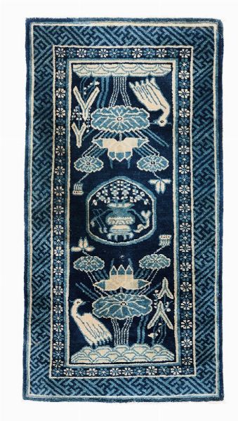 Piccolo tappeto, Cina, inizio XX secolo  - Asta Tappeti Antichi - Associazione Nazionale - Case d'Asta italiane