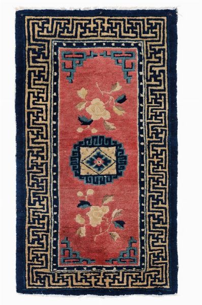 Piccolo tappeto Pechino, Cina inizio XX secolo  - Asta Tappeti Antichi - Associazione Nazionale - Case d'Asta italiane