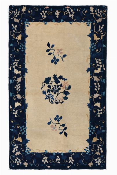 Piccolo tappeto Pechino, Cina fine XIX secolo  - Asta Tappeti Antichi - Associazione Nazionale - Case d'Asta italiane