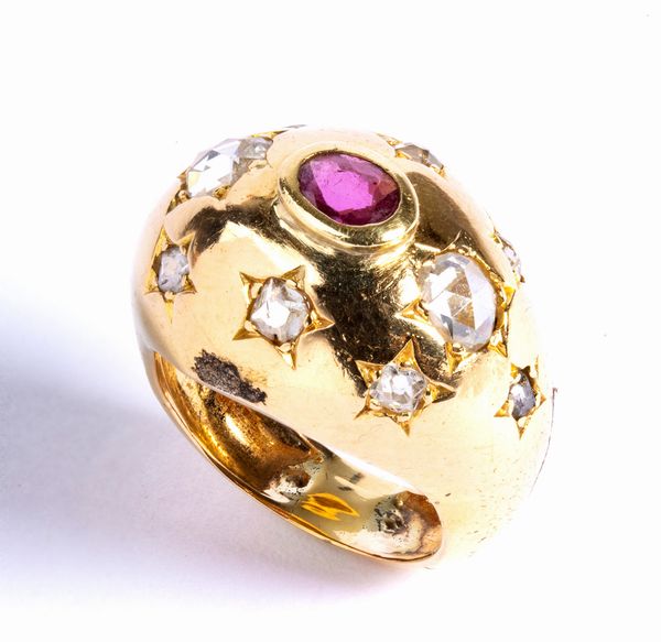 Anello a fascia in oro e diamanti e rubino  - Asta Gioielli e Argenti del XX secolo, con una selezione di Orologi da polso e Penne da collezione - Associazione Nazionale - Case d'Asta italiane