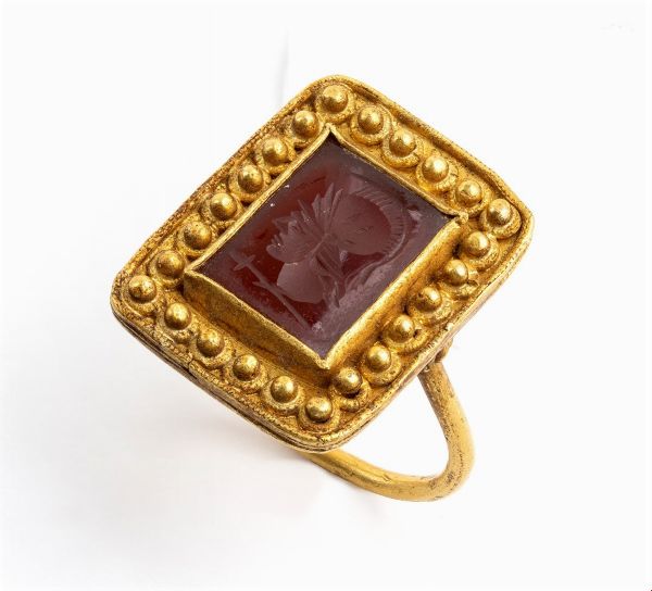Anello in stile archeologico in oro e corniola incisa  - Asta Gioielli e Argenti del XX secolo, con una selezione di Orologi da polso e Penne da collezione - Associazione Nazionale - Case d'Asta italiane